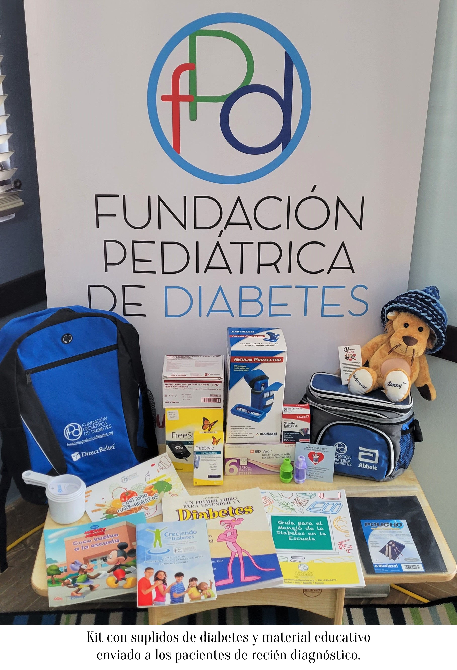 Kit con suplidos de diabetes y material educativo enviado a los pacientes de recién diagnóstico.
